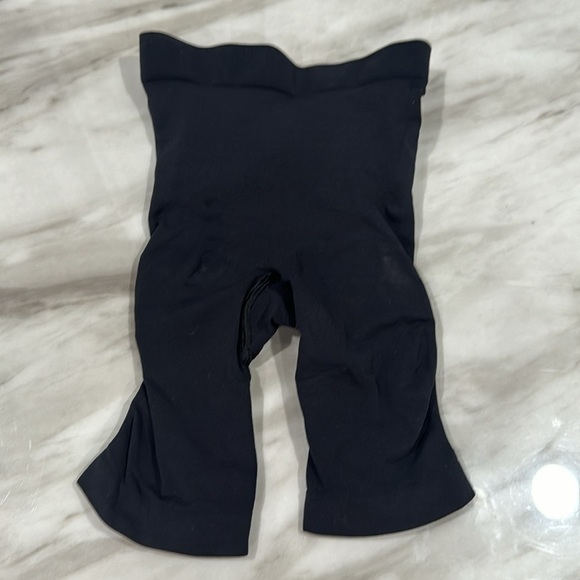 NEW SKIMS Sculpt Short Mid Thigh Onyx size xxs - Picture 4 of 8